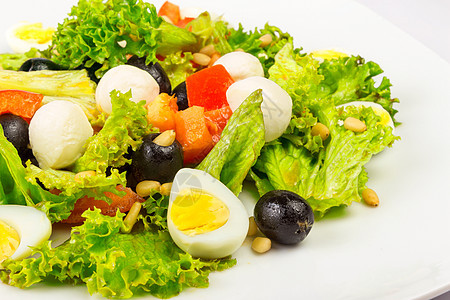 配有蛋和胡椒的沙拉沙拉蔬菜午餐小吃美食盘子叶子鹌鹑食谱餐厅营养图片