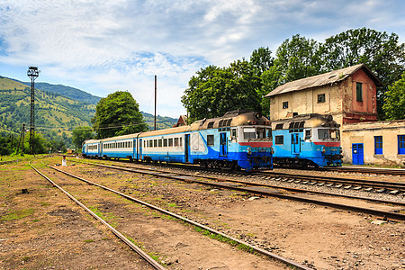 配备两辆蓝色火车的山地火车站图片