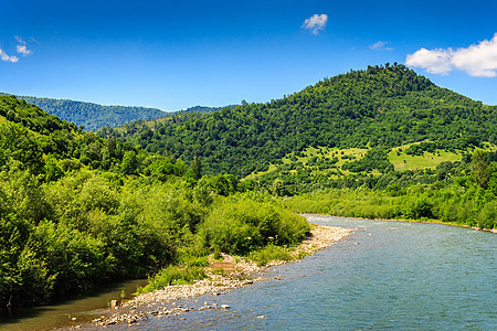 河流转过河去山上图片