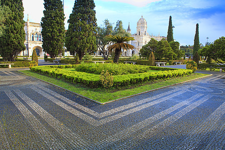 里斯本Jeronimos修道院前的公园石头纪念碑历史性建筑花园建筑学地标艺术宗教旅行图片