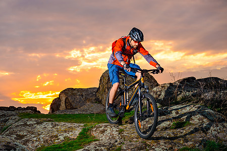赛车手在美丽的日落山边骑着 极具活力的运动和冒险概念 的自行车下春落雪山娱乐运动员行动乐趣爬坡竞赛成人活动男人山地车图片