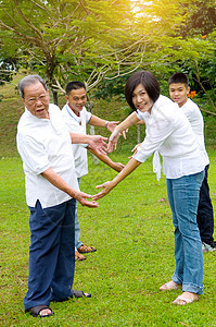 中国家庭多种族多民族组织父亲放松成人女士祖父母父母男生男人孩子们天际图片