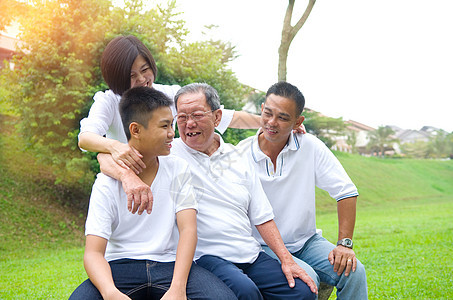 亚洲大家庭多信仰组织爸爸男人孙辈男性女性家庭公园儿子微笑女士图片