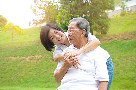 亚洲家庭亲热女性退休女儿乐趣幸福头发快乐公园微笑图片