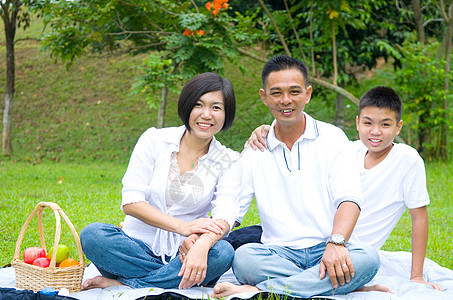亚裔家庭爸爸女士女性母亲妈妈三个人孩子们父母公园父亲图片
