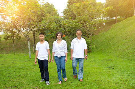 亚裔家庭成人父母母亲三个人女性男人父亲儿子公园女士图片