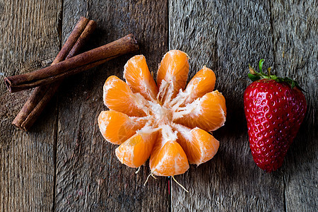 在一个旧包里老木板桌上的草莓和橘子奇异果菠萝甜点柠檬水果沙拉食物盘子橙子饮食图片
