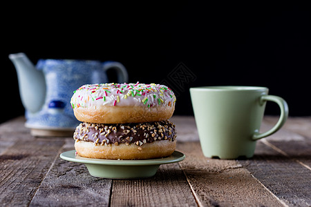杯子里的咖啡和甜点蛋糕桌子饮食厨房食物糕点肉桂面包甜甜圈金子图片