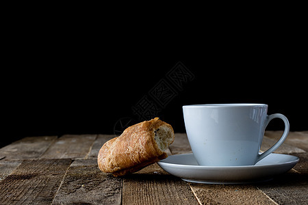 杯子里的咖啡和甜点厨房糕点油炸饮食蛋糕黄油早餐食物乡村桌子图片