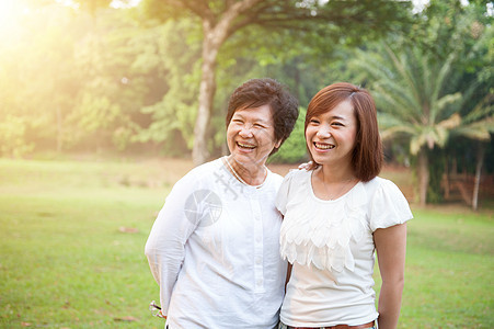 亚裔年长母亲和成年女儿图片