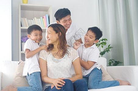 亚洲家庭孩子们乐趣男生孩子童年母亲父母母性父亲成年人图片
