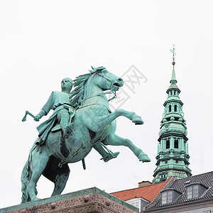 丹麦哥本哈根有阿卜萨隆雕像的老城图片