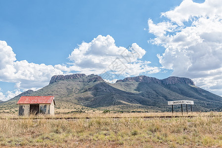 Middelburg附近山地背景的小型火车站图片