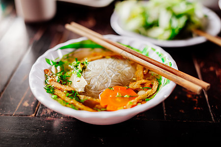 素面汤盘子水平面条黄色食物绿色饮食美食筷子午餐图片