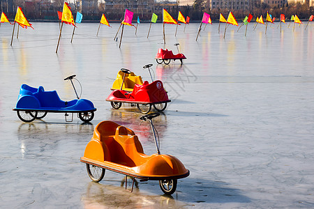 汽车设计的多彩雪橇停在冰盖上图片