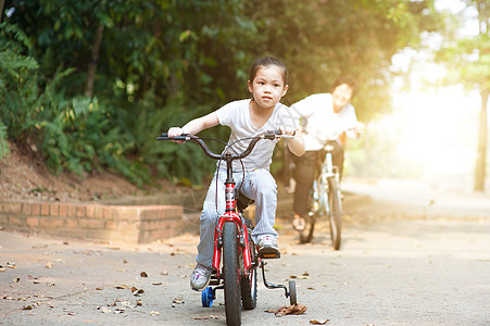 骑自行车父子外婆和孙女在户外骑自行车家庭祖父母闲暇乐趣幸福女孩骑术孙子女性友谊背景