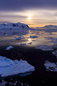 南极洲莱梅尔海峡日落海景旅行场景反射冰山环境天空太阳全景荒野图片