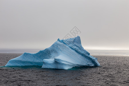 南极洲莱梅尔海峡的冰山漂流气候环境蓝色场景天空海景地平线风景海洋旅行图片