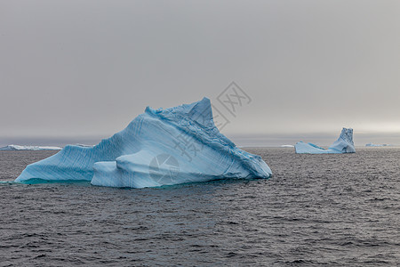 南极洲莱梅尔海峡的冰山漂流编队地平线太阳旅行场景荒野海洋环境风景蓝色图片