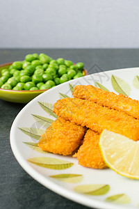 带豆子的面包鱼手指摄影餐厅孩子午餐面包屑鱼棒盘子美食美味柠檬图片