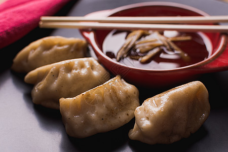 油炸猪排筷子猪肉饺子美食大豆水饺盘子蔬菜食物白色图片