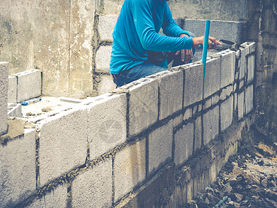 砖砖建工是建筑墙壁砖块水泥瓦工石匠石头男人工人石工工作建设者图片