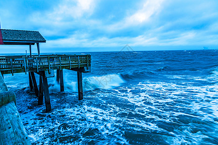 码头的暴风清晨海滩蓝色天空运动钓鱼波浪海洋图片