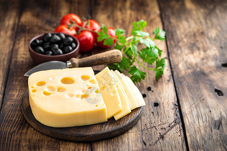 美味的瑞士黄奶酪 在深黑木制生锈背景调查中奶制品黄色木板美食营养红色产品烹饪早餐小吃图片