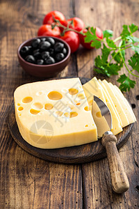 美味的瑞士黄奶酪 在深黑木制生锈背景调查中黄色产品小吃木板奶制品早餐食物营养乡村红色图片