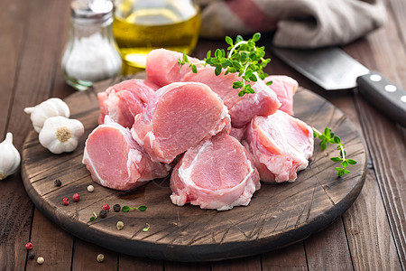 生肉 鲜肉 花料 木本底的嫩蛋产品桌子厨房木板烹饪食物百里香木头美食羊排图片