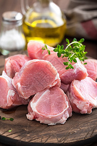 生肉 鲜肉 花料 木本底的嫩蛋厨房烹饪羊排羊肉木头牛肉香料食物胡椒牛扒图片