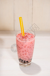 波巴泡泡茶 自制草莓奶茶和珍珠气泡食物玻璃饮料桌子冰镇液体奶油波霸图片