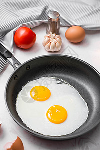 煎煎锅炒鸡蛋加樱桃西红柿和br面包美食白色烹饪黄色节食平底锅食物早餐图片
