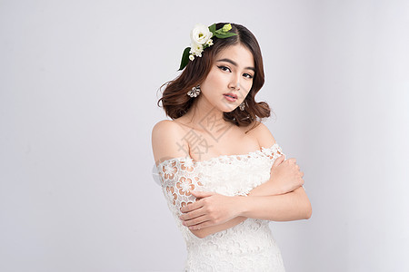 灰色背景的美丽的亚洲女新娘 近身肖像珠宝耳环新娘女士花束首饰头发奢华钻石白色图片