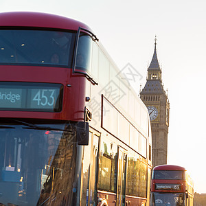 红色双层公交车经过英国伦敦的威斯敏斯特桥图片