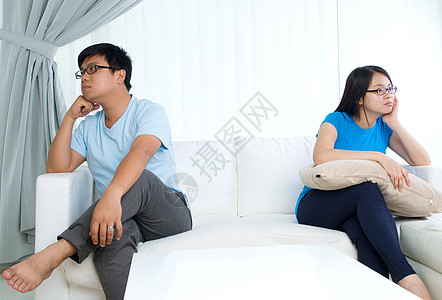 亚洲年轻夫妇男性电话斗争妻子友谊家庭女朋友男朋友女性沙发图片