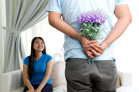 亚洲年轻夫妇礼物夫妻庆典男性微笑恋人情感男人奉献女士图片