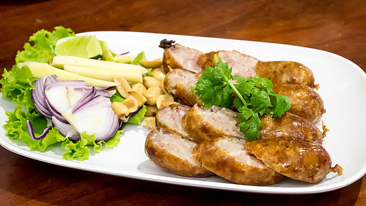 泰国发酵香肠蔬菜文化炙烤小吃辣椒香料猪肉烧烤美食食物图片