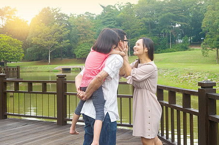 亚洲幸福家庭享受女孩活动父母乐趣小猪闲暇微笑母亲父亲图片