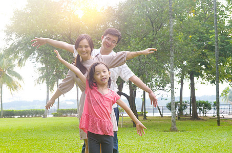 幸福的亚洲家庭女孩父亲母亲女儿成人乐趣花园孩子男人父母图片