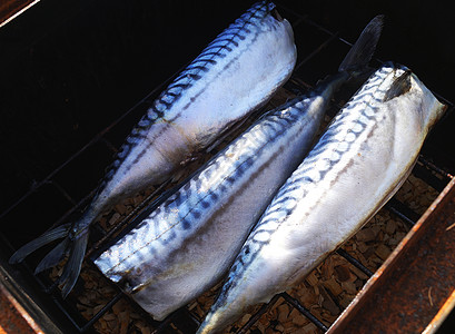 硬纸盘子鲭鱼海鲜柠檬白色营养食物油炸美食图片