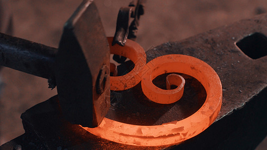 金属细节伪造红色创造力制造业铁匠铺长椅背景金工锤子工作手工图片