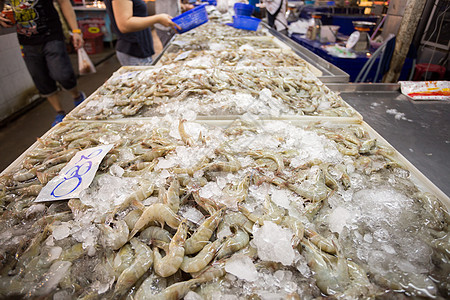市场上的新鲜虾贝类盘子销售白色美食海洋食物尾巴甲壳海鲜图片