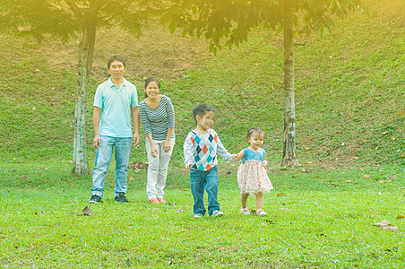 亚洲家庭公园男人花园自由乐趣活动父母质量草地成人图片