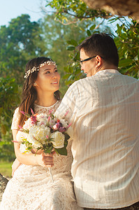 结婚夫妇幸福男生日落太阳拥抱订婚夫妻喜悦阳光女孩背景图片