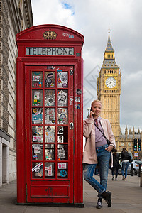 女人用手机 红色电话箱和大本台说话 伦敦 英格兰女孩英语街道建筑学电话讲话议会女士吸引力摊位图片