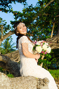 亚洲新娘棕色女士花朵花束女孩快乐婚礼裙子微笑图片