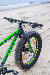 海滩上肥胖的自行车车轮竞赛运动天空冒险山地支撑自由地形图片