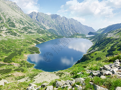 从山湖上方的视图露头季节松树旅游地貌天空高山岩石远足石头图片