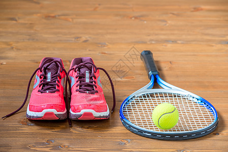 准备在地板上打网球 - 运动鞋 拳击和球图片